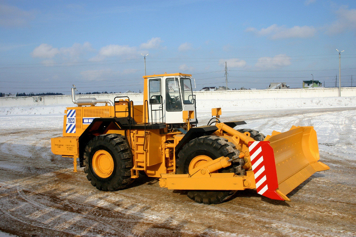 БЕЛАЗ-7823 — колесный бульдозер, предназначенный для механизации земляных работ и разработки грунтов в карьерах БЕЛАЗ-7823 — колесный бульдозер, предназначенный для механизации земляных работ и разработки грунтов в карьерах